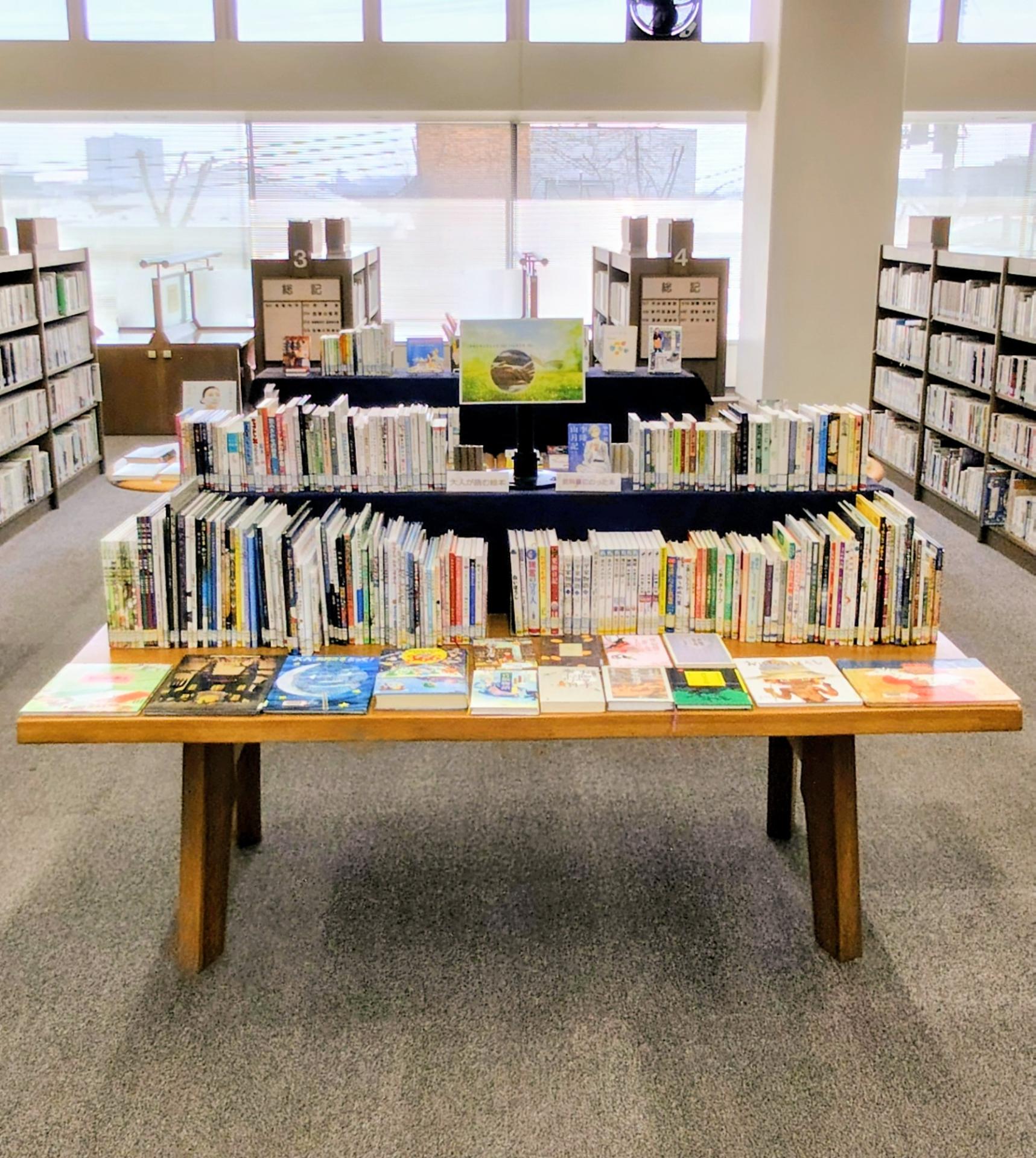 こどもの読書週間（４／２７～５／１０）、こどもの日、母の日など子どもや家族に関する行事が多いこの時期。世代にかかわらず、愛される本、楽しめる本、語り継がれる本などを展示・貸出しします。 [428KB]